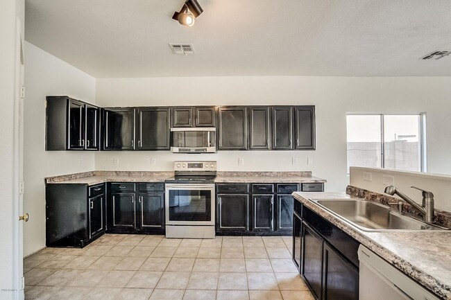 Building Photo - Charming 4 Bedroom 3 Bath 3 Car garage Hom...