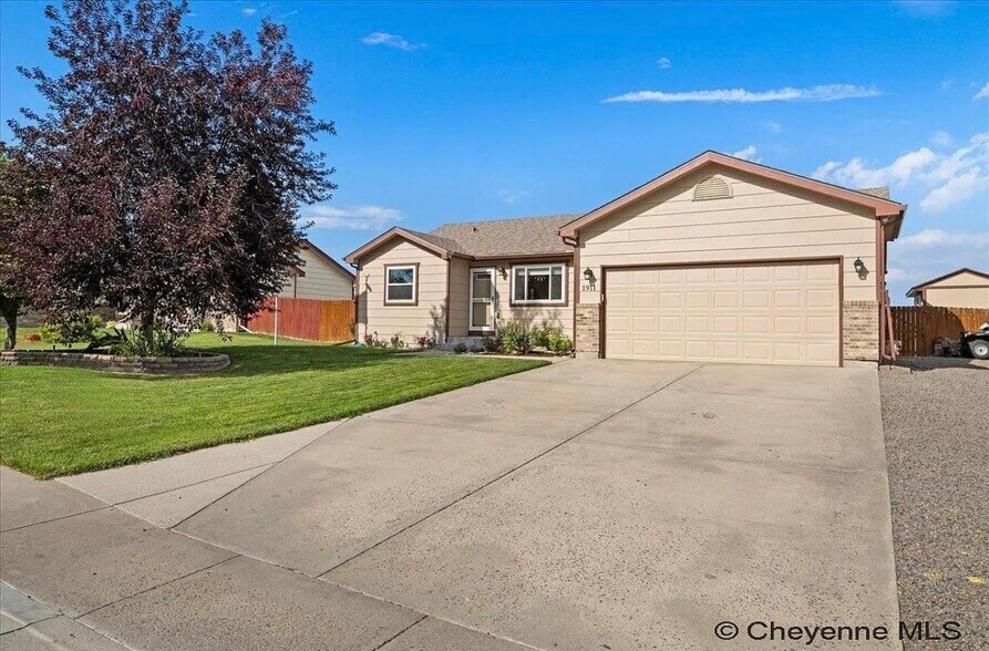 Building Photo - 1911 Meadow Dr
