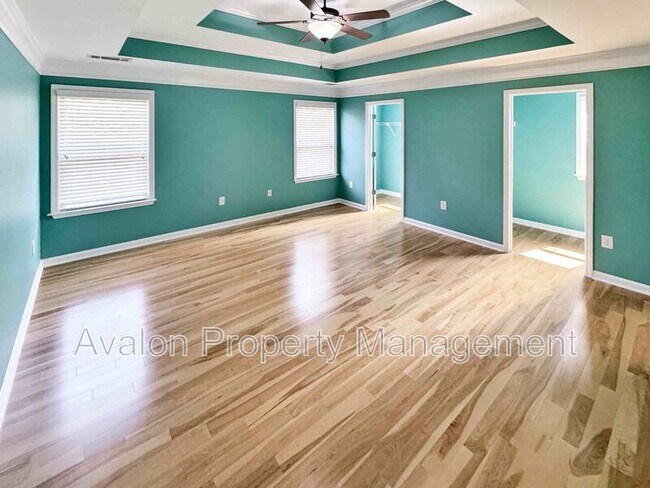 Building Photo - 2435 Manor View