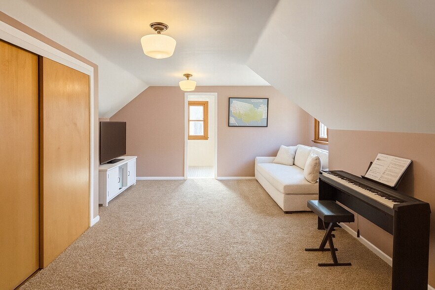 Building Photo - 1805 Beaconwood Ave