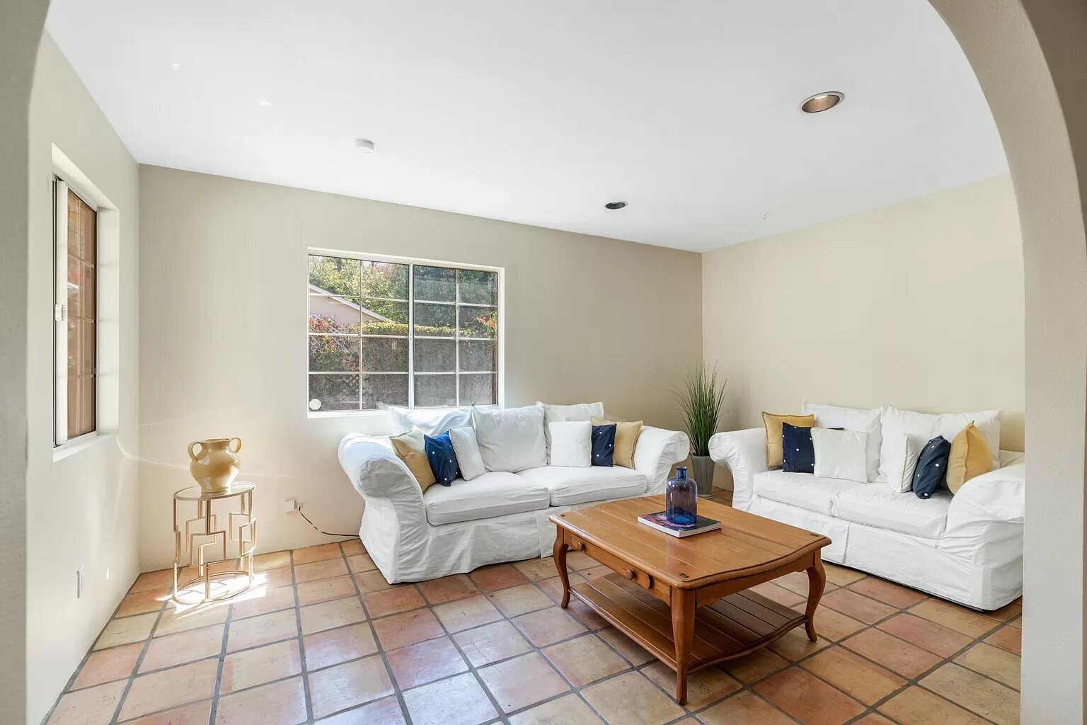 Large guest house area to entertain - 14024 Peach Grove St