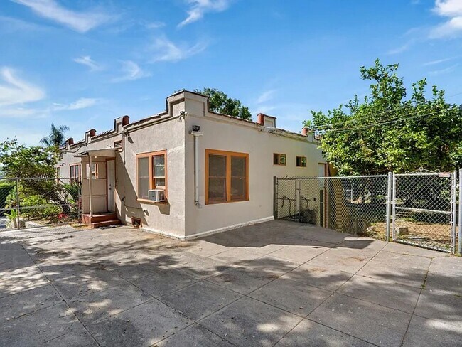 Building Photo - 1044 Manzanita St