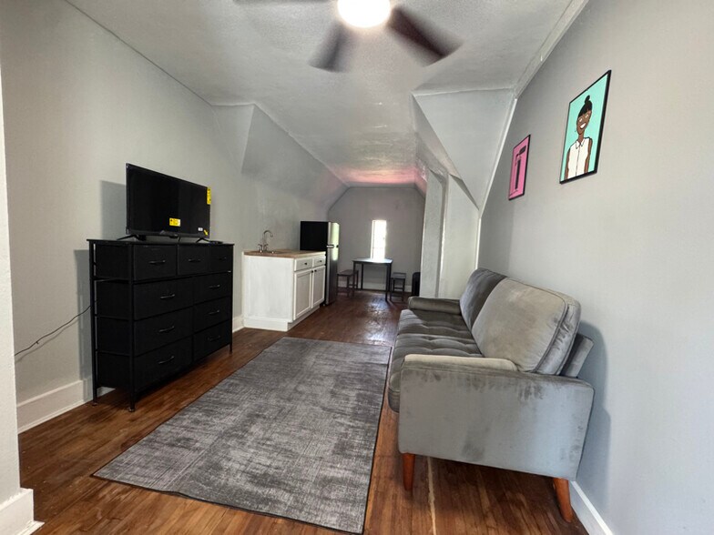 Building Photo - 17126 San Juan Dr