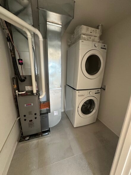 Building Photo - 1219 Regent St