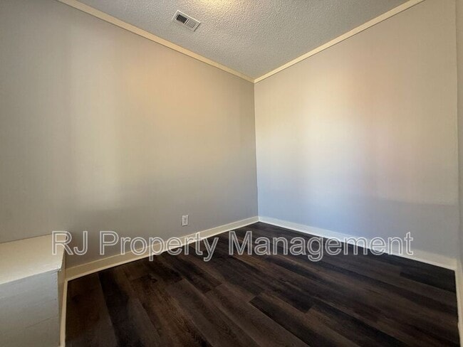 Building Photo - 4921 Wooddale Ave