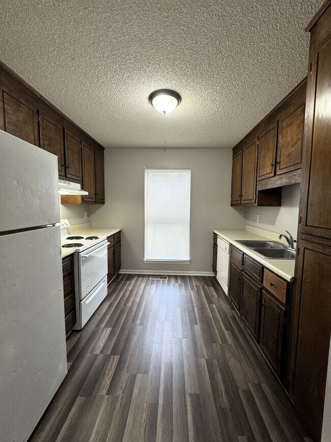 Building Photo - Move In Special: 1/2 Off 1st Month's Rent!
