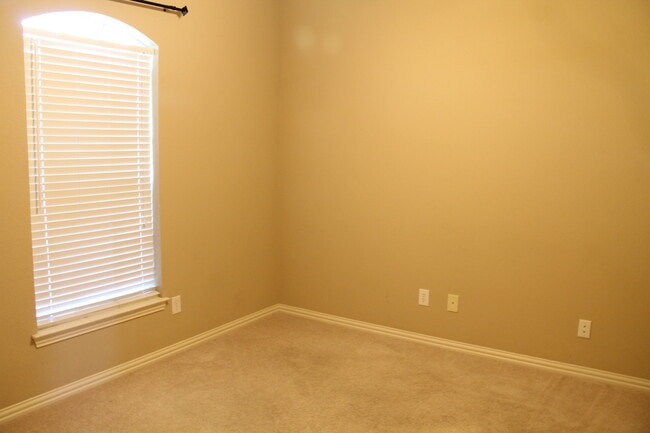 Building Photo - 191 Aster Dr