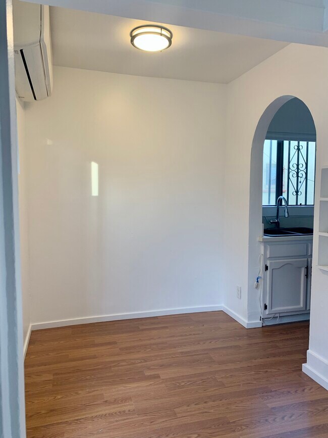Breakfast nook and AC - 1209 E Doidge Ct