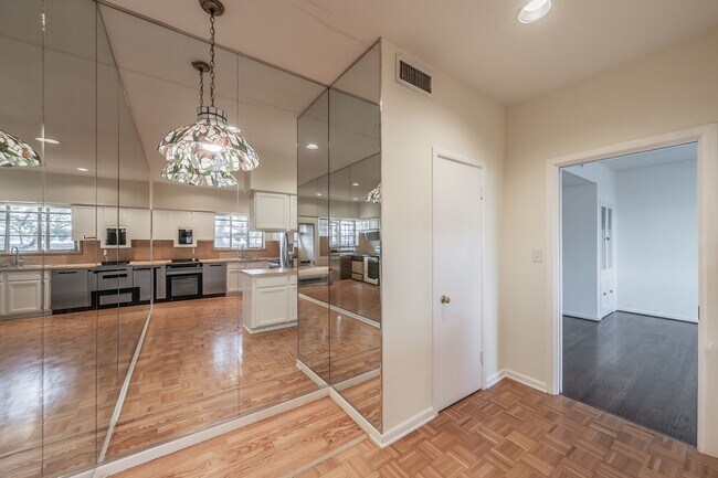 Building Photo - 2-bedroom, 2-bath condo located in the highly desirable Ridglea North neighborhood.