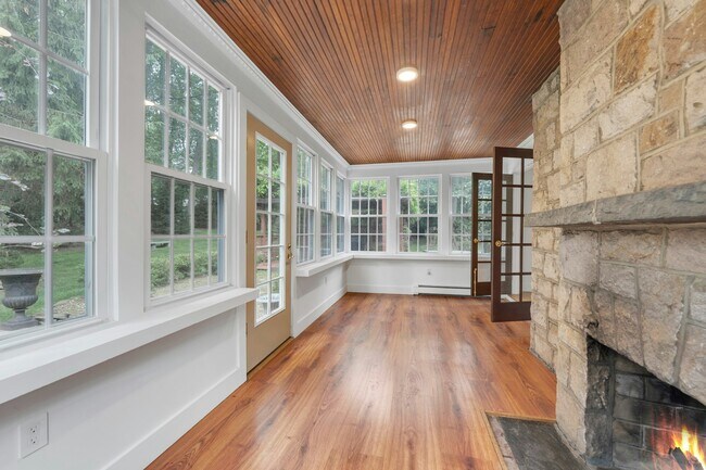 Building Photo - 278 Maple St