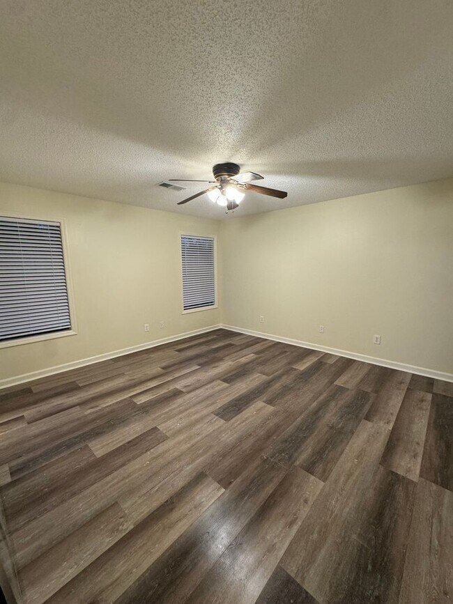 Building Photo - Available May 2026!