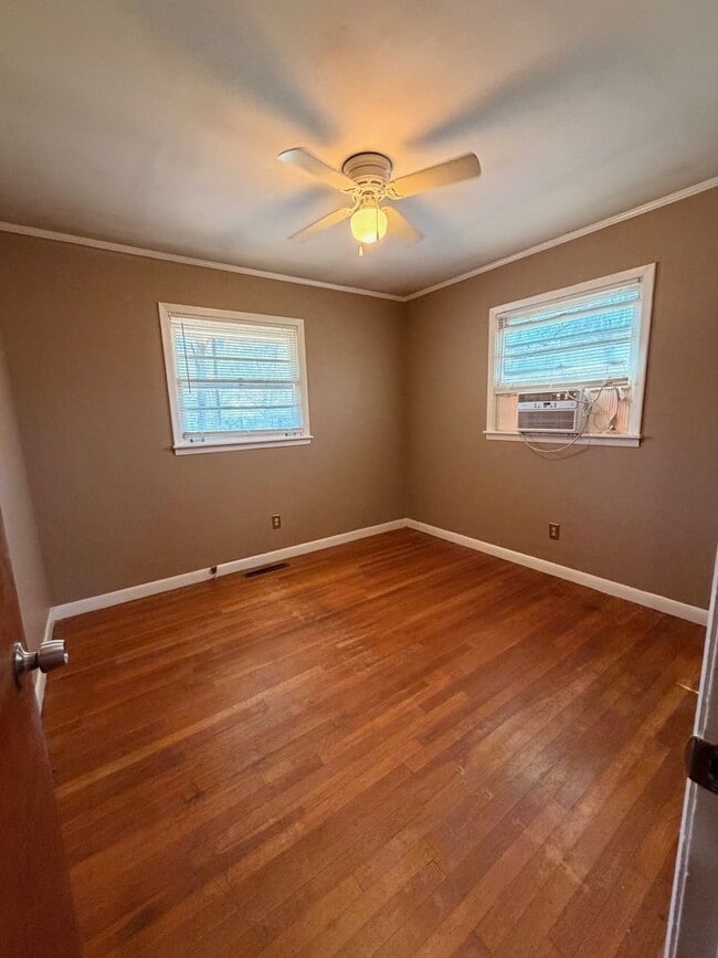 Building Photo - Fenced in Yard!