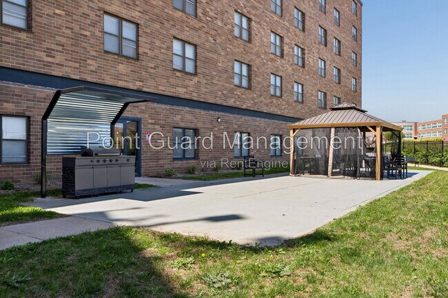 Building Photo - 7460 Graceland Dr