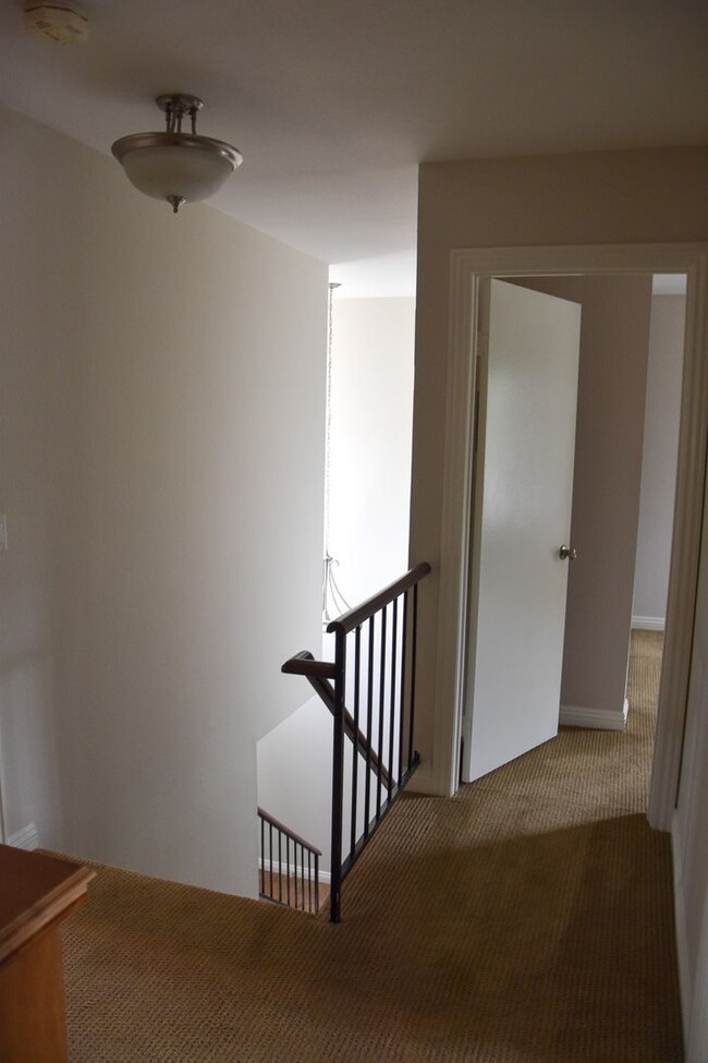 Building Photo - 3 Bedroom 2.5 Bath Hampton Court Condo Nea...