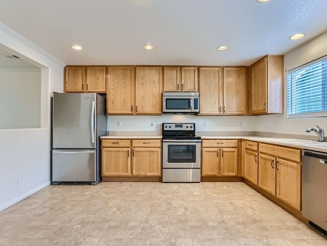 Building Photo - Amazing 2BR, 3BTH w/Garage in First Creek