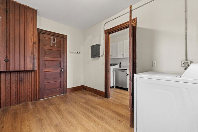 Building Photo - 651 Lake Ave, #3, Manchester NH 03103