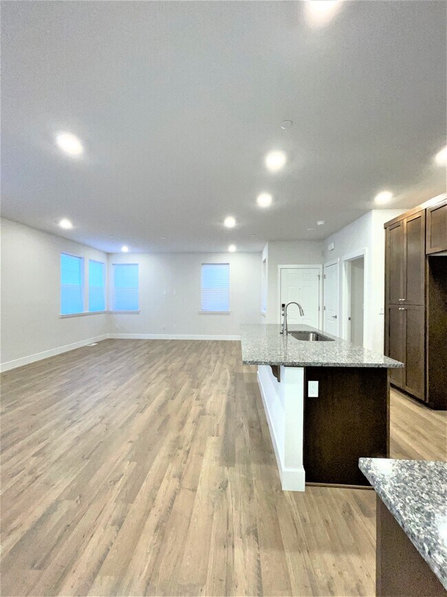 Building Photo - 18405 SW Buckhorn Dr