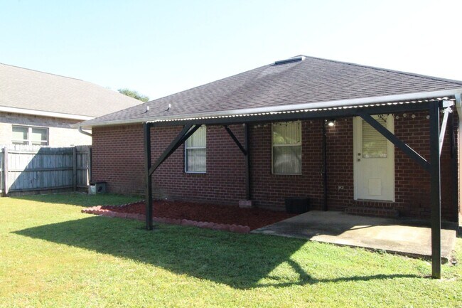 Building Photo - 3BR/2BA Gulf Breeze Brick Home in Oak Pointe with Vaulted Ceilings, Open Layout, Fenced Yard & La...