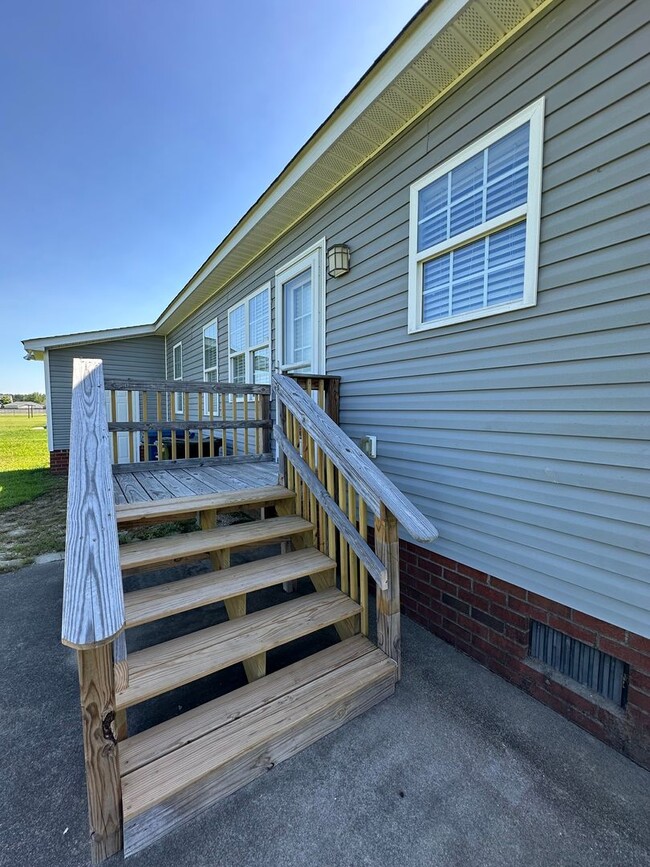 Building Photo - Inviting 3 Bed 2 Bath House