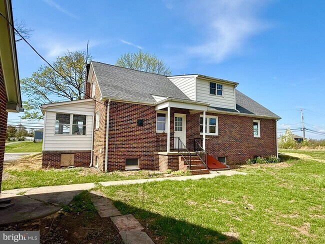 Building Photo - 330 Gilbertsville Rd