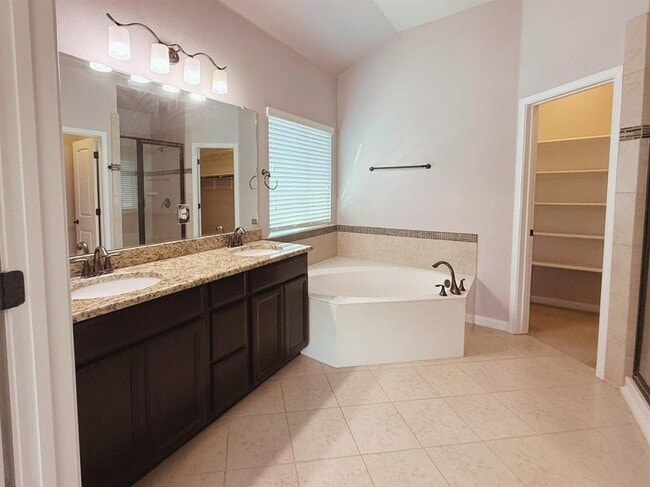 Building Photo - 323 Chisholm Trail