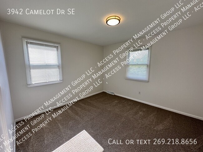 Building Photo - 3942 Camelot Dr SE