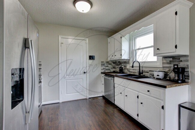 Building Photo - Three Bedroom On One Acre Lot in Clarksvil...
