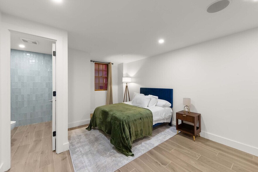 Building Photo - 10 Hausman St