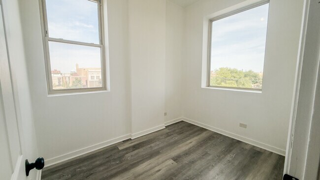 Building Photo - 317 S Homan Ave