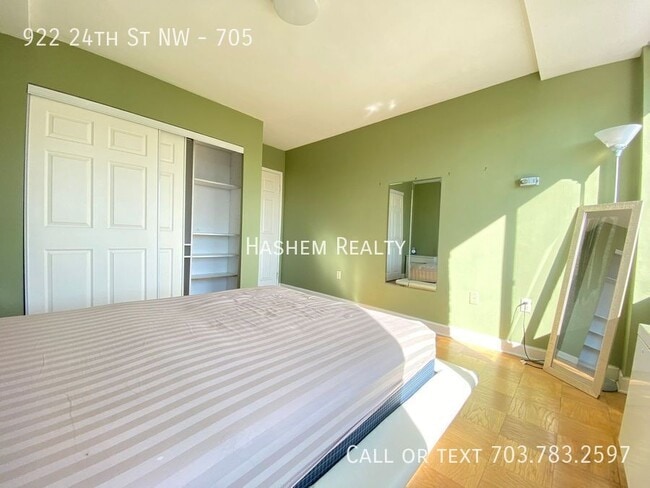 Building Photo - 922 24th St NW