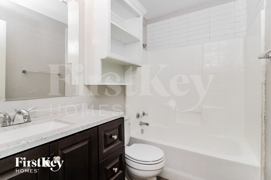 Building Photo - 6 W Sharon Dr