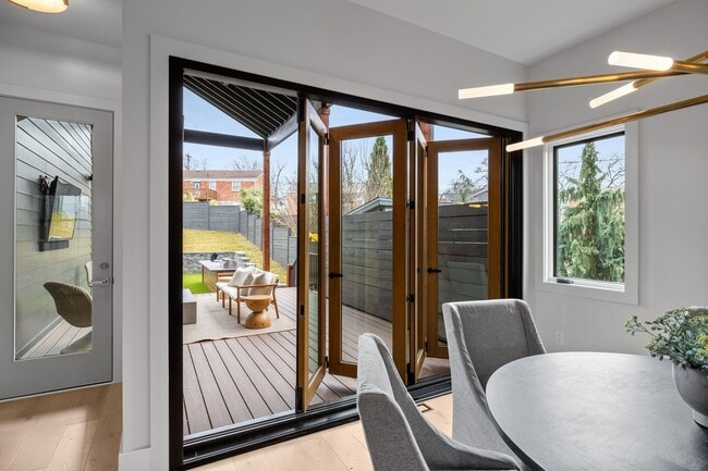 Building Photo - 601 S 9th St