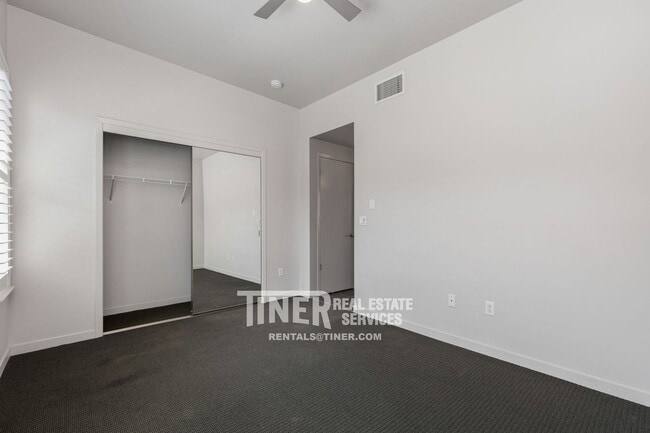 Building Photo - 1322 E Sutter Walk