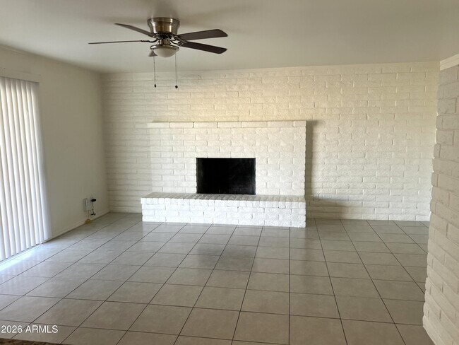Building Photo - 1622 E Del Rio Dr