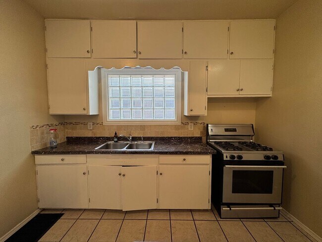 Building Photo - ***$500 off 1st Months Rent!***Well Kept H...