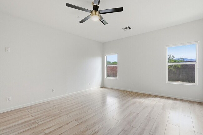 Building Photo - 7500 E Deer Valley Rd