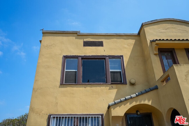 Building Photo - 1353 W 49th St