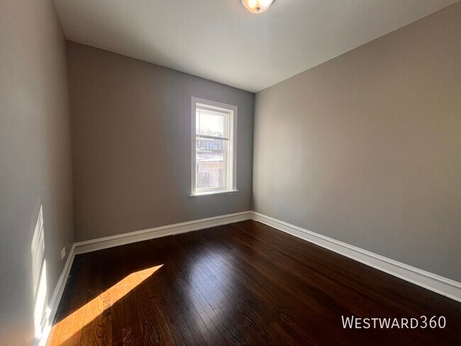 Building Photo - 5653 N Talman Ave