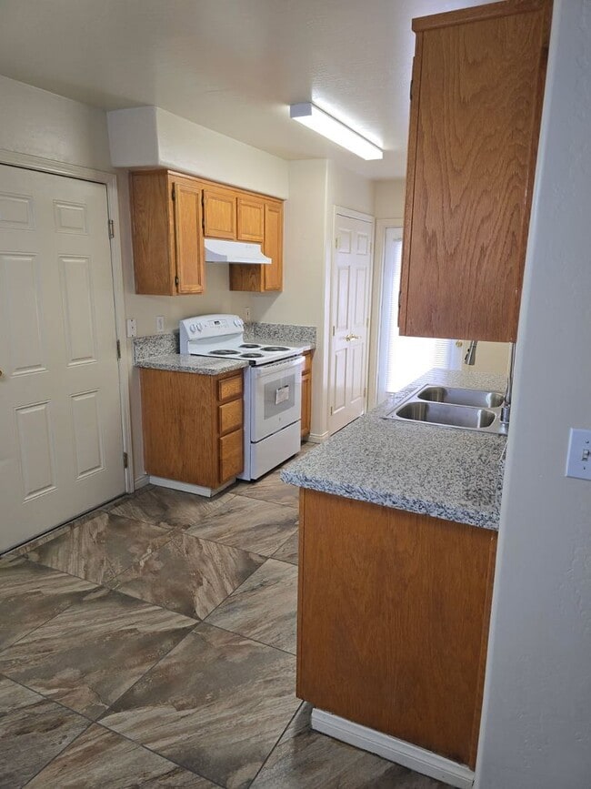 Building Photo - 700 Spring Meadow Ct