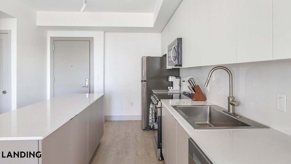 Building Photo - 1155 NE 126th St