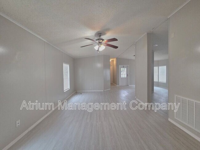 Building Photo - 2249 Golfview St