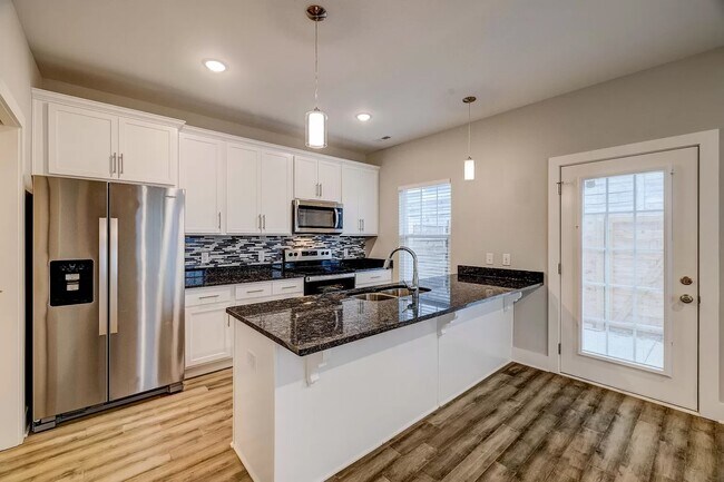 Building Photo - 2129 Bayport Ave