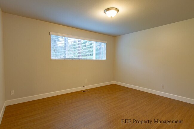 Building Photo - Bellevue Home in Phanton lake Area