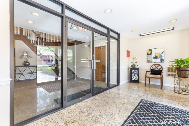 Building Photo - 25 Stanley St