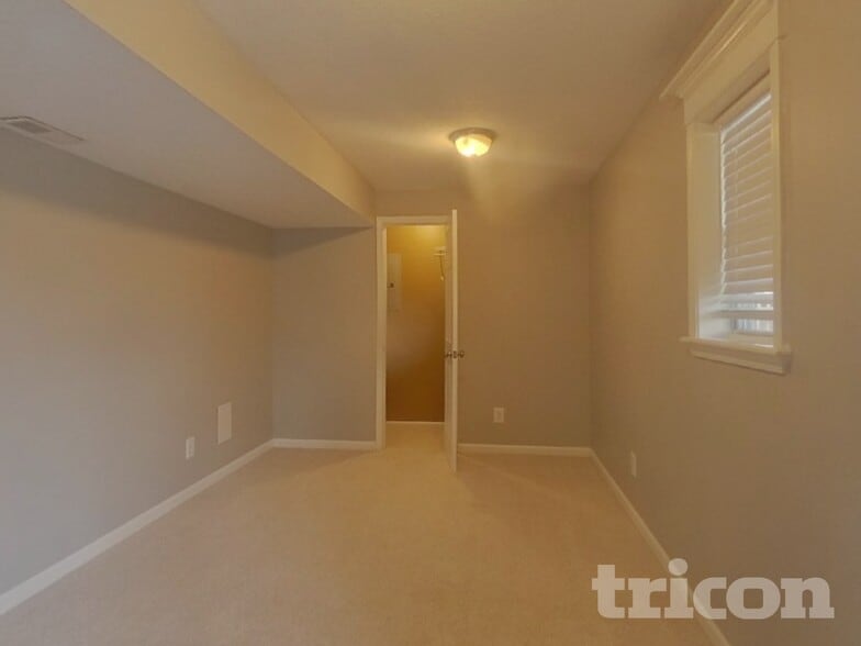 Building Photo - 10201 N Lewis Ave