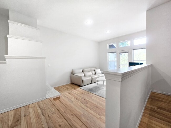 Building Photo - Spacious 3-Bed, 3-Bath Home with Lower Level Bedrooms, Patio, and Garage Near Factoria Mall & Dow...