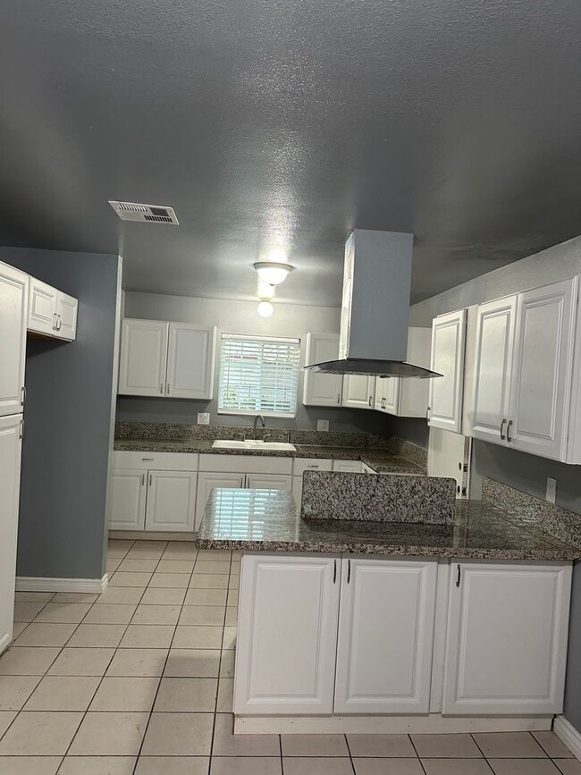 Building Photo - Luxurious 3-Bedroom Home with Detached Garage and New Updates in San Bernardino
