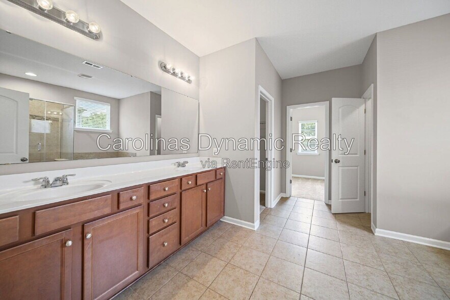 Building Photo - 1912 Madeira Cir