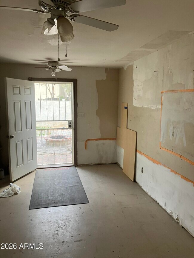 Building Photo - 7613 W Devonshire Ave