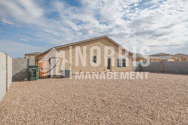 Building Photo - Newer Home in a Great Location to the Freeway